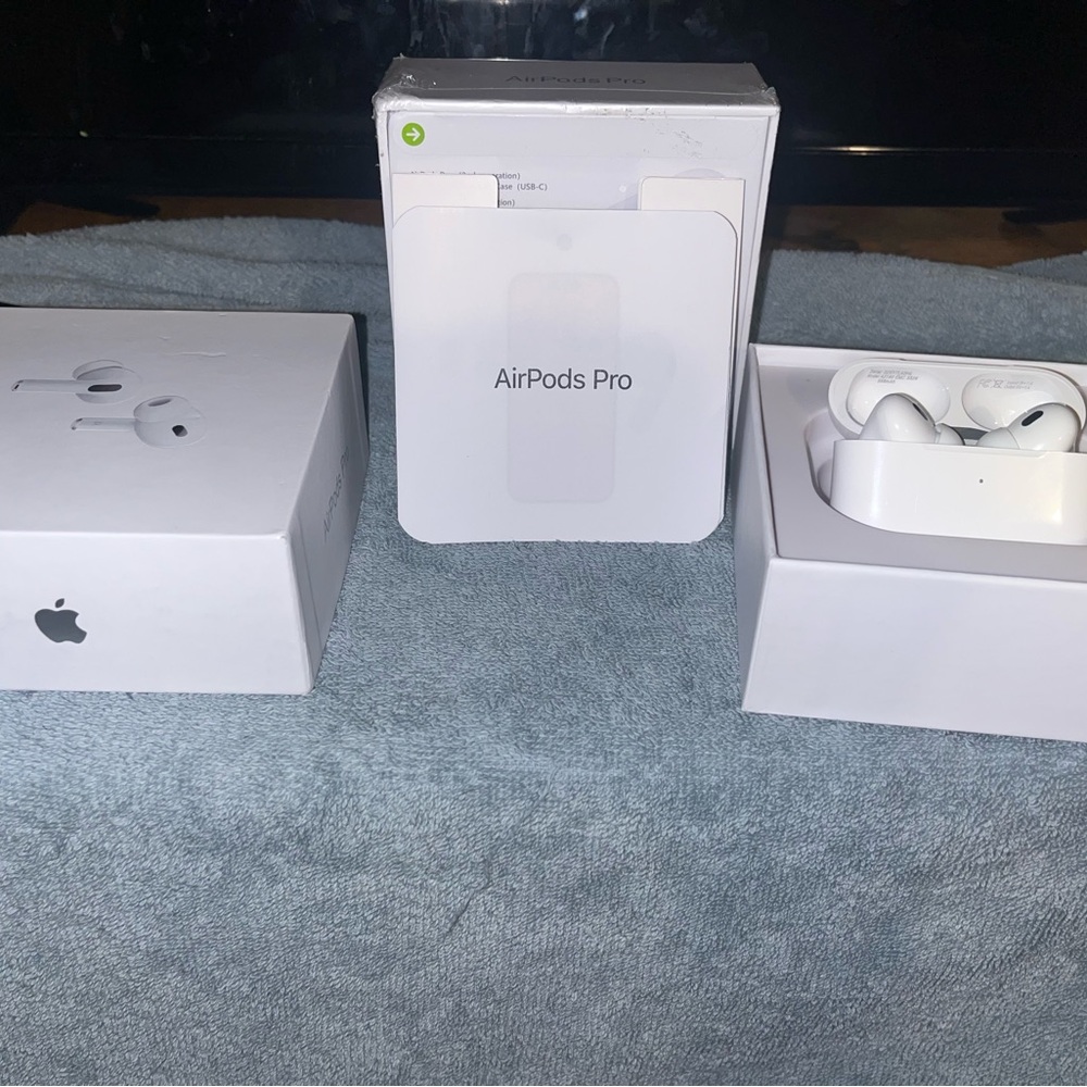 Apple AirPods Pro with White Charging Case - Picture 3 of 5